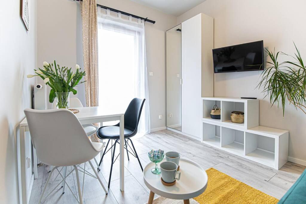 Apartament With Garden Bezplatny Parking !!! Krakow Dış mekan fotoğraf