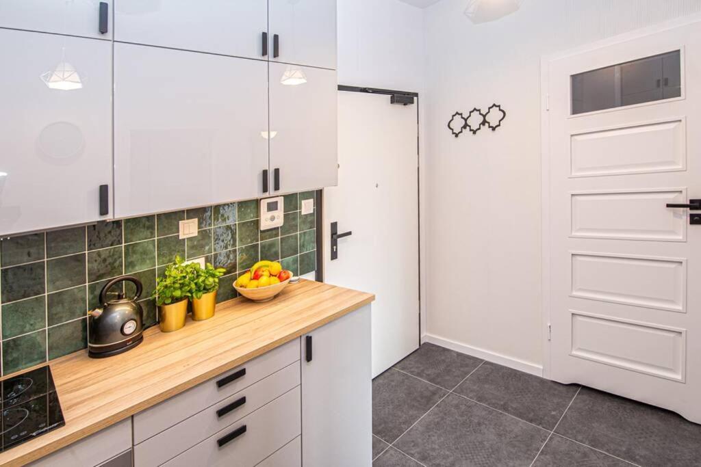 Apartament With Garden Bezplatny Parking !!! Krakow Dış mekan fotoğraf